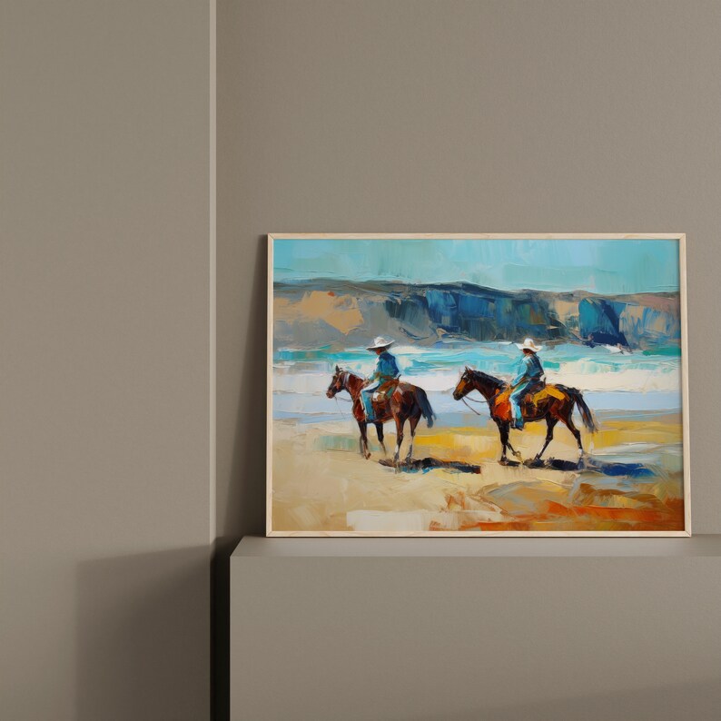 Peut inclure: Une peinture repr&eacute;sentant deux personnes &agrave; cheval qui chevauchent le long d'une plage. Les chevaux sont bruns et les cavaliers portent des chemises bleues et des chapeaux blancs. La plage est sablonneuse et la mer est bleue.