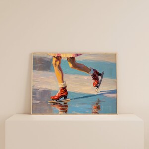 Peut inclure: Une peinture &agrave; l'huile dans un cadre en bois clair repr&eacute;sentant les jambes d'un patineur portant des patins &agrave; glace rouge vif avec des lacets et des revers blancs. Le patineur glisse sur une surface glac&eacute;e bleue et blanche, avec des reflets.