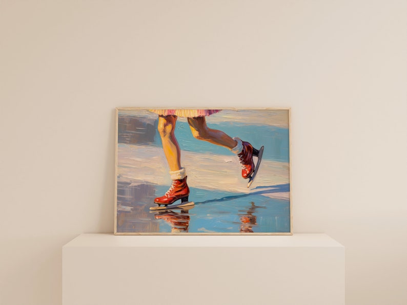 Peut inclure: Une peinture &agrave; l'huile dans un cadre en bois clair repr&eacute;sentant les jambes d'un patineur portant des patins &agrave; glace rouge vif avec des lacets et des revers blancs. Le patineur glisse sur une surface glac&eacute;e bleue et blanche, avec des reflets.