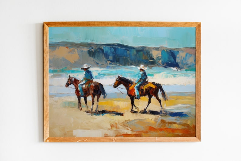 Peut inclure: Une peinture repr&eacute;sentant deux cowboys &agrave; cheval sur une plage. Les cowboys portent un jean bleu et un chapeau blanc. Les chevaux sont bruns et ont des marques blanches. La plage est sablonneuse et il y a des vagues bleues en arri&egrave;re-plan.