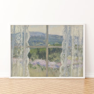Peut inclure: Une peinture repr&eacute;sentant une fen&ecirc;tre avec des rideaux en dentelle blanche. La fen&ecirc;tre donne sur un champ de fleurs violettes et un paysage lointain.