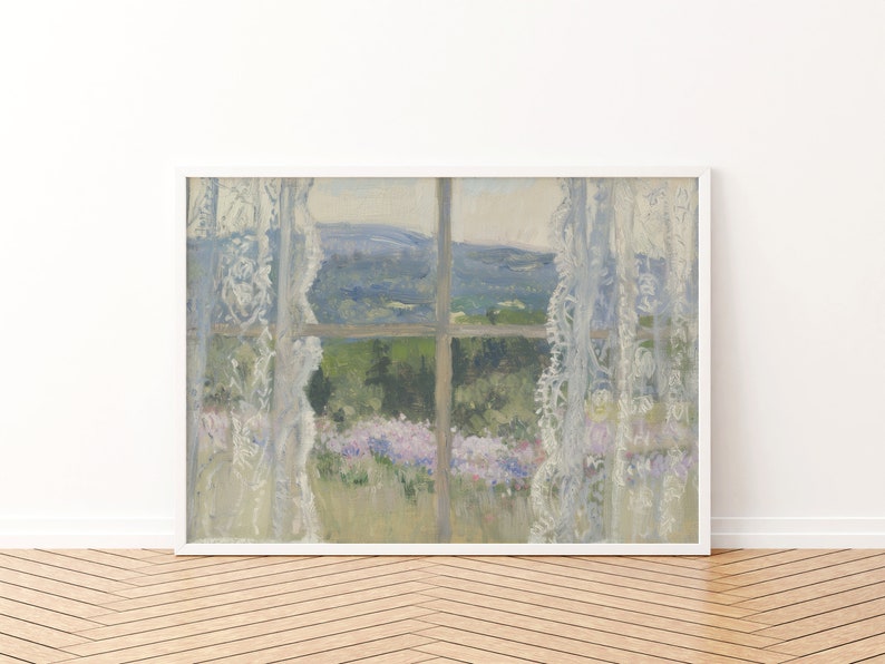Peut inclure: Une peinture repr&eacute;sentant une fen&ecirc;tre avec des rideaux en dentelle blanche. La fen&ecirc;tre donne sur un champ de fleurs violettes et un paysage lointain.