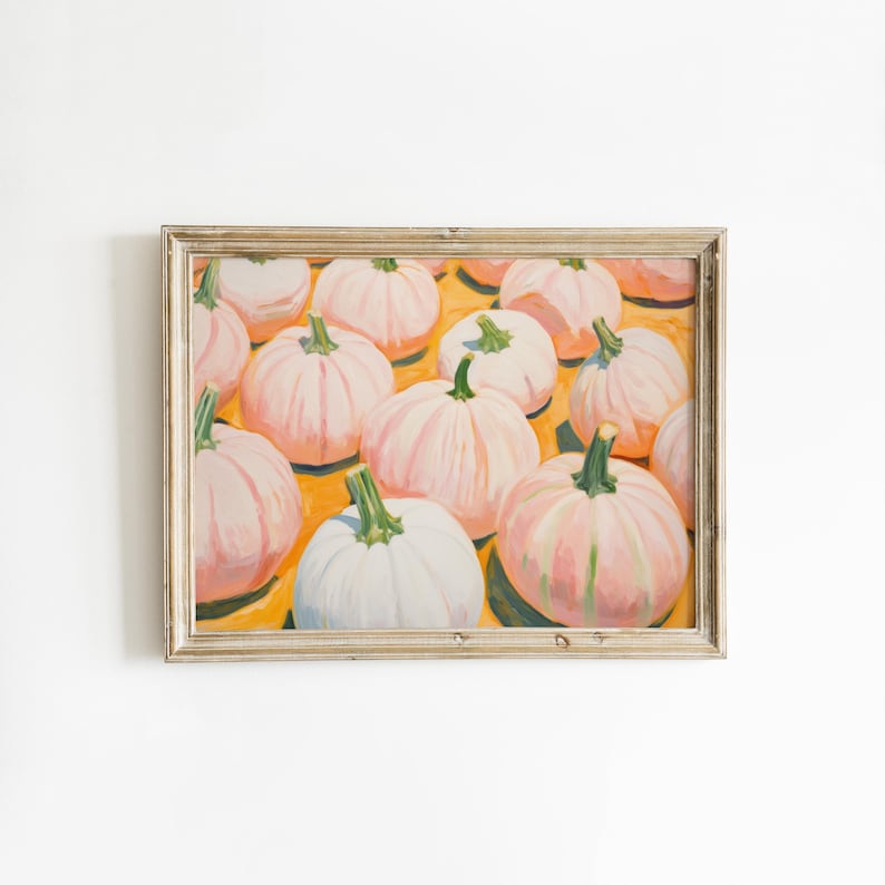 Op de afbeelding: Een rechthoekig ingelijst schilderij met een verzameling lichtroze pompoenen met groene stelen tegen een levendige gele achtergrond. Het kunstwerk toont meerdere pompoenen van verschillende groottes, weergegeven met zichtbare penseelstreken.