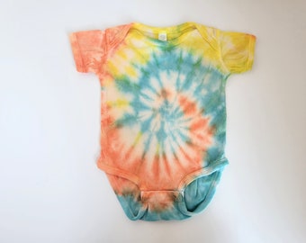 Body de bebé personalizable con efecto tie-dye en espiral de tres colores (tinte no tóxico)