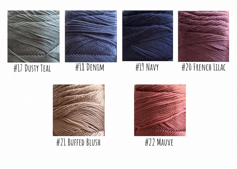 Pode incluir: Imagem de seis novelos de fio em v&aacute;rias cores: verde-azulado, ganga, azul marinho, lil&aacute;s franc&ecirc;s, rosa p&aacute;lido e malva. Cada novelo &eacute; rotulado com um n&uacute;mero e o nome da cor. O fio parece ser um material macio e texturizado.