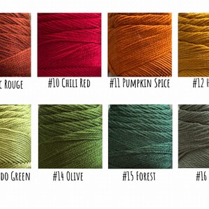 Pode incluir: Oito novelos de fio em v&aacute;rias cores: #9 Rustic Rouge, #10 Chili Red, #11 Pumpkin Spice, #12 Honey, #13 Avocado Green, #14 Olive, #15 Forest e #16 Sage. Cada novelo &eacute; rotulado com o nome da cor.