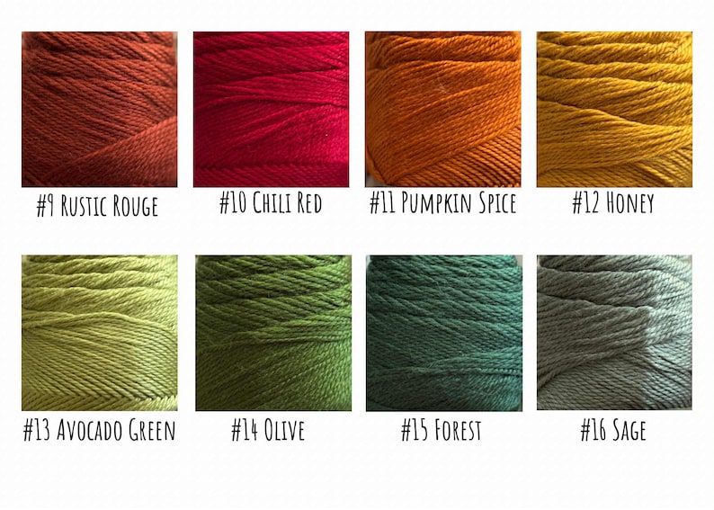 Pode incluir: Oito novelos de fio em v&aacute;rias cores: #9 Rustic Rouge, #10 Chili Red, #11 Pumpkin Spice, #12 Honey, #13 Avocado Green, #14 Olive, #15 Forest e #16 Sage. Cada novelo &eacute; rotulado com o nome da cor.