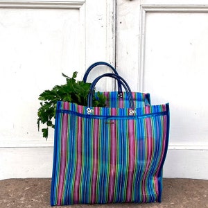 Wiederverwendbare bunte Nylontaschen und -körbe