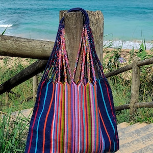 Borsa a righe realizzata in filo di cotone dai colori vivaci, realizzata a mano su un telaio a cinghia, un'antica tecnica di tessitura, nel Chiapas, in Messico.