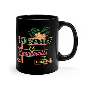 Könnte beinhalten: Schwarze Keramiktasse mit einem Neon-Schild-Design, auf dem "Schwartz & Scandovals Lounge" mit tropischen Blumen und Blättern steht.