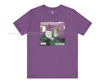 Può includere: Una t-shirt a maniche corte color viola erica con una stampa grafica quadrata sul petto. La grafica raffigura l'esterno di un edificio viola con il testo PUMP RULES, PARENTAL ADVISORY e THESE ARE THE BEST DAYS OF OUR LIVES stampato sopra.