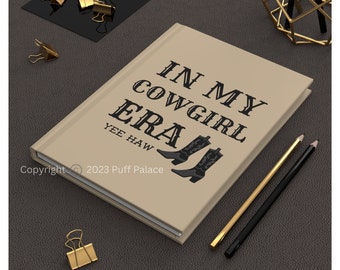 Diario de tapa dura "In My Cowgirl Era" / Cuaderno de moda con temática de Yeehaw Country / Botas vaqueras occidentales, regalo de caballo para la escuela y la oficina / ENVÍO GRATIS