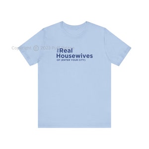 Echte huisvrouwen van (pas aan) T-shirt | Bravo TV Rhobh Rhoslc Rhoc Rhoa Rhop Rhony Rhonj | Cadeau voor haar vrouw Vriendin-merchandise GRATIS VERZENDING