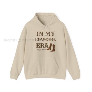 In My Cowgirl Era フード付きスウェットシャツ | カントリー カウガール パーカー | 女性へのギフト ファッション シャツ カウボーイブーツ ウエスタン テーマ グッズ | 送料無料