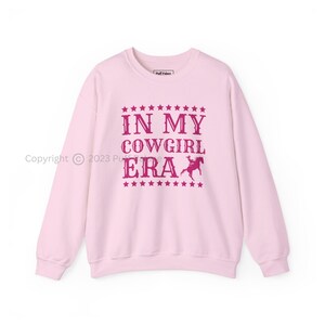 In My Cowgirl Era クルーネック スウェットシャツ | 女性へのカウボーイギフト カントリーブーツテーマ シャツ グッズ カウガール Yeehaw ウエスタンファッション | 送料無料
