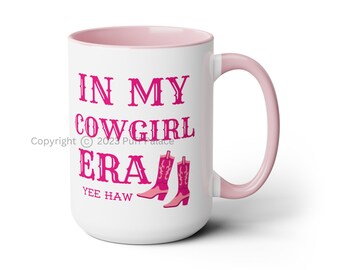 Tvåfärgad kaffemugg i min cowgirl-era, 43 cl | Kökspresent med västerländskt tema till henne | Cowboystövlar, lantlig temugg | FRI FRAKT