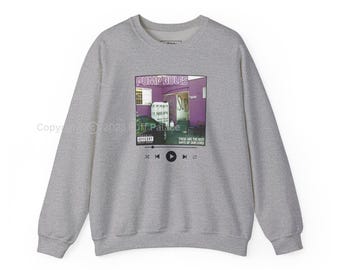 Può includere: Una felpa girocollo grigio melange con una stampa grafica centrale che raffigura l'esterno di un edificio viola con il testo PUMP RULES, SUR e THESE ARE THE BEST DAYS OF OUR LIVES, e un'icona nera di un lettore musicale sotto l'immagine.