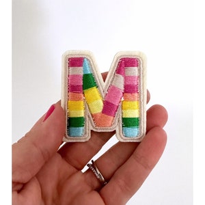 Parche con letras de arcoíris, parche con nombre colorido, parche para mochila para niños, parches con letras bordadas de arcoíris, parche adhesivo para bolso de niños, chaqueta para niños, arcoíris
