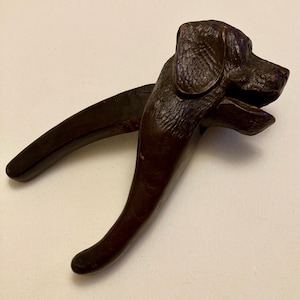 Hond nieuwigheid notenkraker hefboomwerking. Vintage Zwarte Woud gedetailleerd snijwerk van het hoofd van een hond. Oude reparatie. Twee kleine schilfers. Werkt goed.