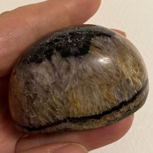 Presse-papier van Blue John steen. Zeldzame Blue John-geologische knobbel gewonnen in Treak Cliff Cavern in Derbyshire.