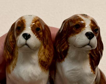 Cavalier King Charles Spaniel de Blenheim, sal y pimienta, de Quail Ceramics + figura de perro de resina hecha a mano y pintada por Country Artists CA 926