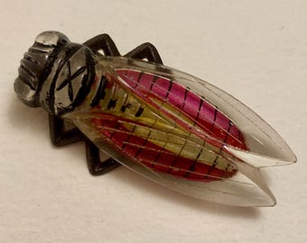 Broche francés antiguo de lucita con forma de cigarra (cigale).