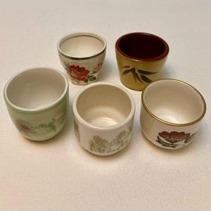5 retro English egg cups. Midwinter with rose, Palissy flower and Hornsea pottery. Terracotta slipware and hand painted. Circa 1970s.