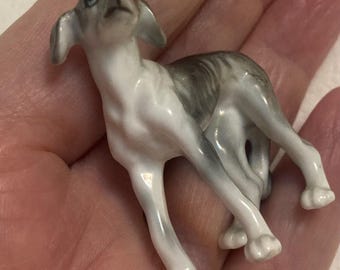 Figura miniatura de porcelana de un whippet. Cachorro de estilo vintage. Color gris y blanco. Aproximadamente 4,5 centímetros de altura.