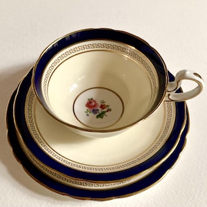 Aynsley Eskdale bone china England vintage trio teacup saucer and plate. Circa 1968. See description and photo’s for wear/condition.