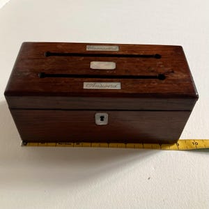 Caja de correspondencia del siglo XIX. Abertura con título "sin respuesta" y "con respuesta" en nácar. Chapa de palisandro. Sin llave.