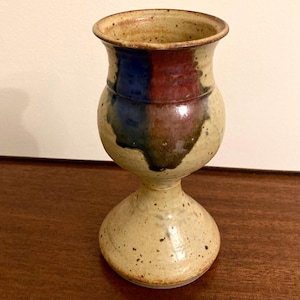 Puede incluir: Un letrero de madera rústico con el texto "Welcome to our home" en un estilo manuscrito. El letrero presenta un acabado envejecido y un diseño simple y acogedor, perfecto para un porche o entrada.