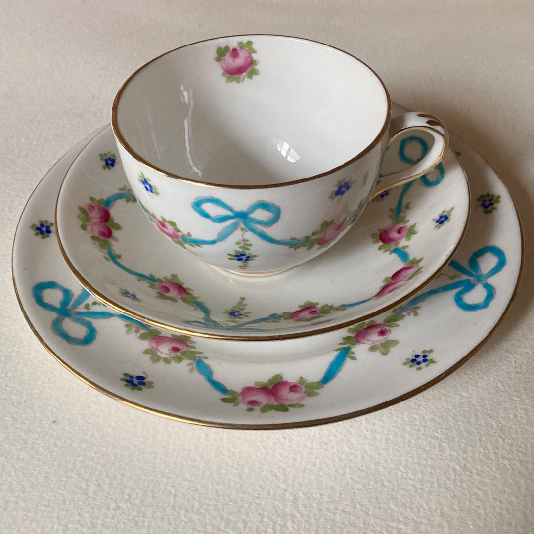 Antique Crown Staffordshire Made in England Blue Ribbon Bows Swags and ...