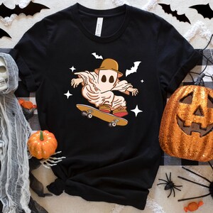 Skateboarding Ghost Unisex Tee - Cute and Spooky Halloween Graphic ShirtFun Skateboarder Ghost Design -  Trendy Jersey Short Sleeve T-Shirt