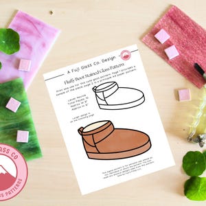 Puede incluir: Un patrón imprimible para una bota esponjosa de vidrio coloreado. El patrón es para principiantes e incluye 10 piezas. La pieza terminada tendrá aproximadamente 15 cm de ancho.