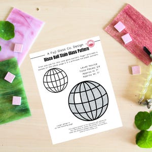 Puede incluir: Un patrón imprimible en blanco y negro para un proyecto de vitral de bola de discoteca. El patrón es para principiantes e incluye 24 piezas. El proyecto terminado tendrá aproximadamente 18 cm de ancho y 18 cm de alto.