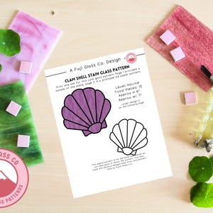 Peut inclure: Un modèle de vitrail imprimable pour une coquille de palourde. Le modèle est classé "Novice" et comprend 10 pièces. Le projet fini mesurera environ 15 cm de haut et 18 cm de large.