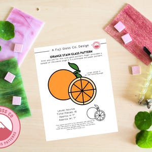 Op de afbeelding: Een printbaar glas-in-loodpatroon voor een sinaasappel. Het patroon is voor beginners en bevat 16 stukken. De sinaasappel is 17,8 cm hoog en 17,8 cm breed.