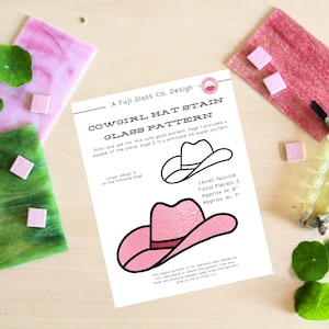 Könnte beinhalten: Ein druckbares Muster für ein rosafarbenes Cowgirl-Hut-Bleiglasprojekt. Das Muster ist für Anfänger geeignet und umfasst 5 Teile, die etwa 10 cm hoch und 18 cm breit sind.