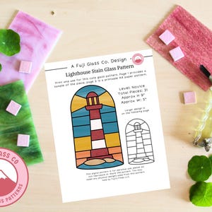 Könnte beinhalten: Ein druckbares Bleiglasmuster eines Leuchtturms mit einem Farbschema in Blau, Gelb, Orange und Rot. Das Muster ist mit "Lighthouse Stain Glass Pattern" beschriftet und enthält den Text "Level: Novice, Total Pieces: 31, Approx H 9" und "Approx W: 5".