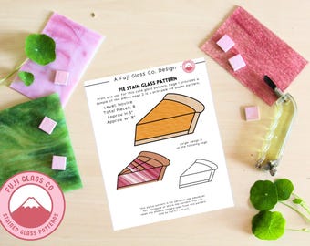 以下が含まれることがあります： パイ用の印刷可能なステンドグラスパターン。完成品のサンプルと手順が記載されています。このパターンは初心者向けのクラフター向けで、ガラスを8枚使用します。完成品は高さ約13cm、幅約20cmになります。