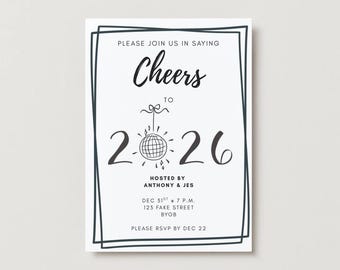 Può includere: Un biglietto d'invito bianco con testo nero e un bordo verde scuro. Il biglietto recita "Cheers to 2026" con i dettagli dell'evento, tra cui data, ora e luogo. L'invito è per una festa di Capodanno.