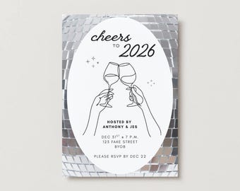 Può includere: Un invito di Capodanno con uno sfondo a palla da discoteca argentata. L'invito presenta il testo "cheers to 2026" e un'illustrazione di due mani che brindano con calici di vino. Sono inclusi anche i dettagli dell'evento.