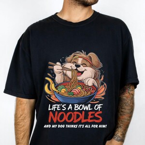 Dog and Noodles grappig T-shirt - Ramen Lover Shirt - Schattige puppy grafisch T-shirt voor eigenaren van gezelschapsdieren, fijnproevers en hondenliefhebbers - Uniseks casual T-shirt