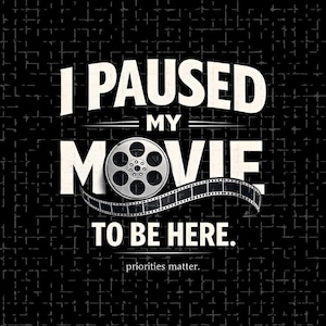 Puede incluir: Diseño gráfico negro con el texto "I PAUSED MY MOVIE TO BE HERE". Una bobina de película y una tira de película aparecen en el diseño. La frase "priorities matter" está escrita en la parte inferior.