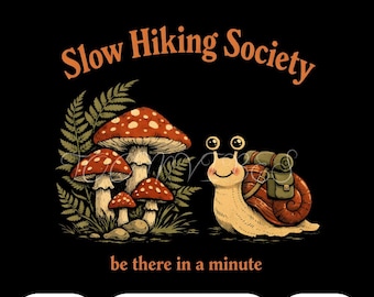 Slow Hiking Society PNG / Citazione divertente sull'escursionismo PNG Design foresta di lumache e funghi / Clipart per amanti della natura all'aperto Download per sublimazione