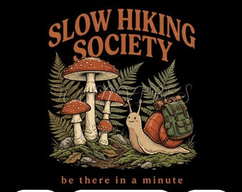 Slow Hiking Society PNG / Citazione divertente sull'escursionismo PNG Design foresta di lumache e funghi / Clipart per amanti della natura all'aperto Download per sublimazione