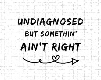 Sin diagnosticar, pero algo no está bien (PNG SVG): Humor divertido sobre salud mental (PNG) Cita sarcástica (Descarga digital)