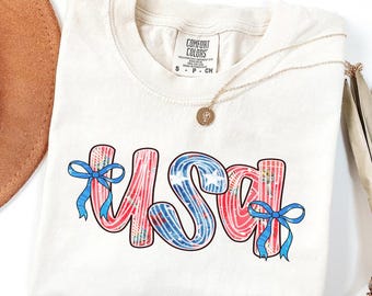 Camisa Comfort Colors® Coquette EUA, Camisa feminina de 4 de julho, Camisas com listras e estrelas da bandeira dos EUA, Camisa patriótica floral, Vermelho, Branco e Azul