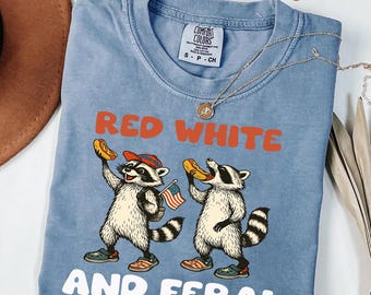 Waschbär Shirt rot weiß und wild | Lustiges Waschbär 4. Juli Tee | Vaterländisches Hot Dog Shirt | 'Merica Tee | USA Waschbär Comfort Colors Shirt