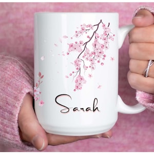 桜マグカップ、パーソナライズされた桜コーヒーカップ、春の花柄マグカップ、彼女への桜ギフト、桜愛好家、カスタム名ママ